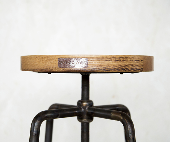 https://www.sestiniecorti.it/public/catalogo/sgabello%20a%20vite%20legno%20h1.jpg